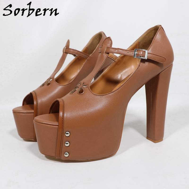 Pump Heel Block - รองเท้าส้นสูงแบบเปิดนิ้วเท้าประดับหมุด สายรัดรูปตัว T ส้นบล็อกแบบหนา พื้นซ่อน สีน้ำตาลแบบด้าน