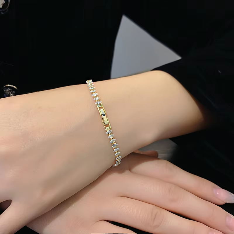 สร้อยข้อมือทองคำประดับเพชร CZ  - Women Luxury Formal Wear บทวิจารณ์และราคา